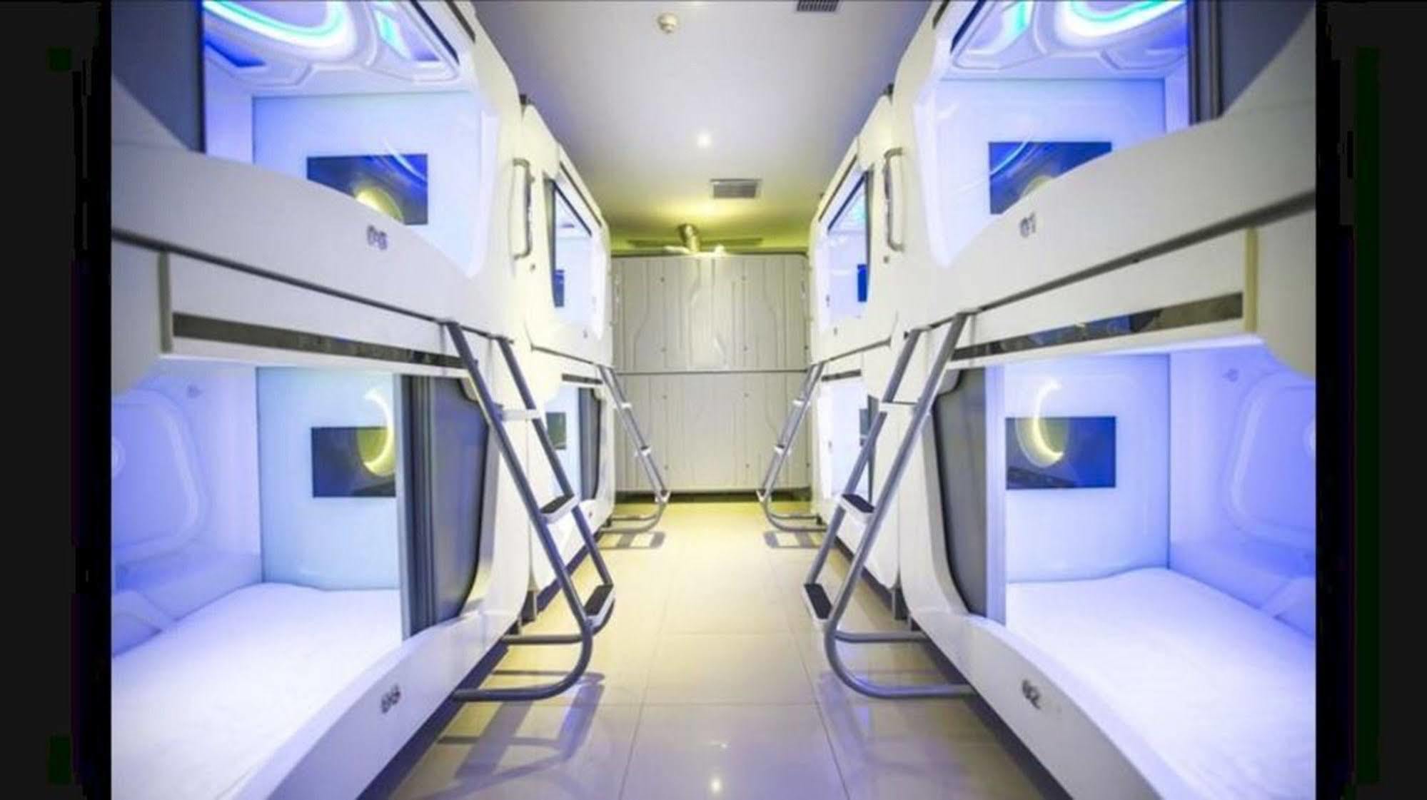 Time Capsule Hotel George Town Bagian luar foto
