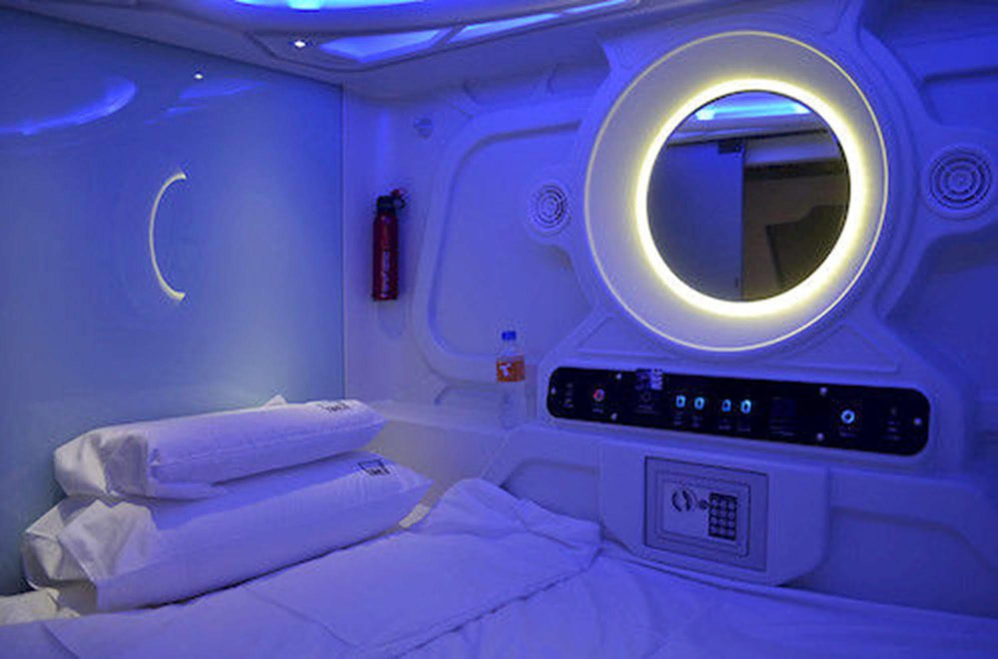 Time Capsule Hotel George Town Bagian luar foto